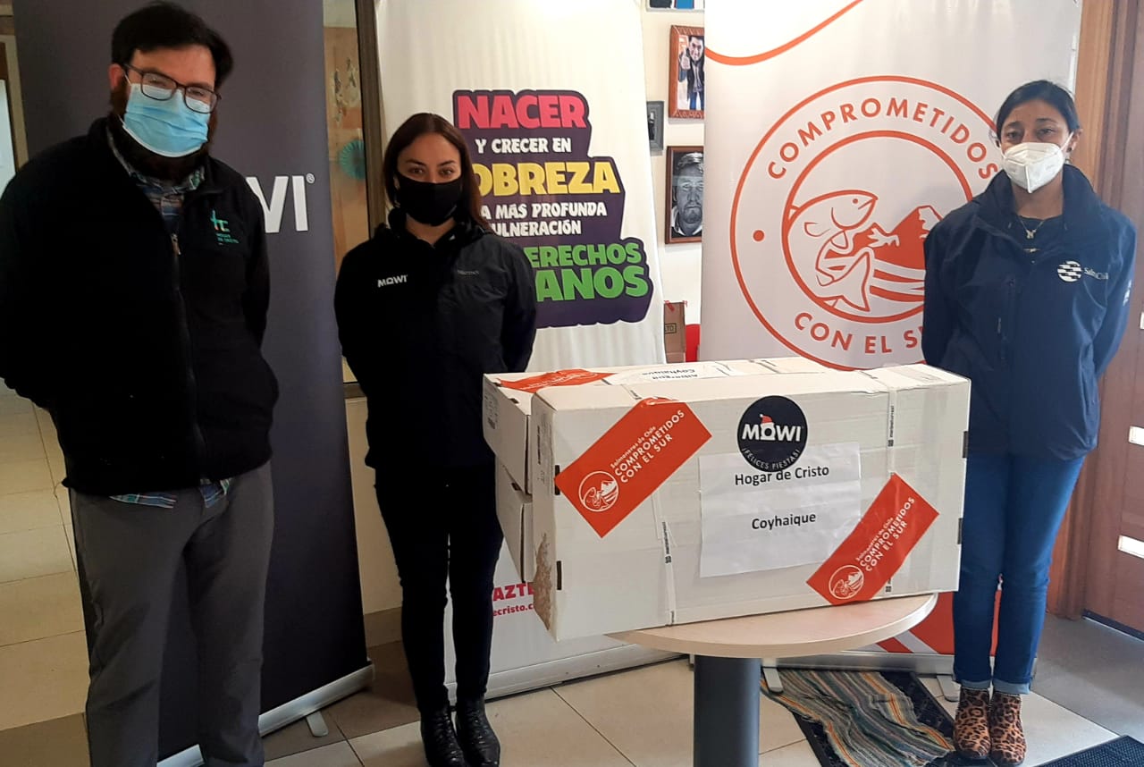 Industria salmonera realiza nueva donación  de alimentos para adultos mayores