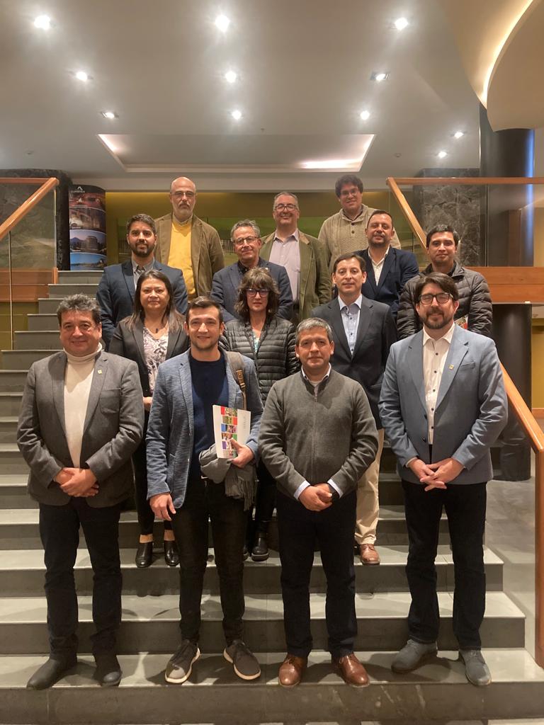 Intesal y Universidad Austral de Chile firman convenio para potenciar investigación y desarrollo en la salmonicultura