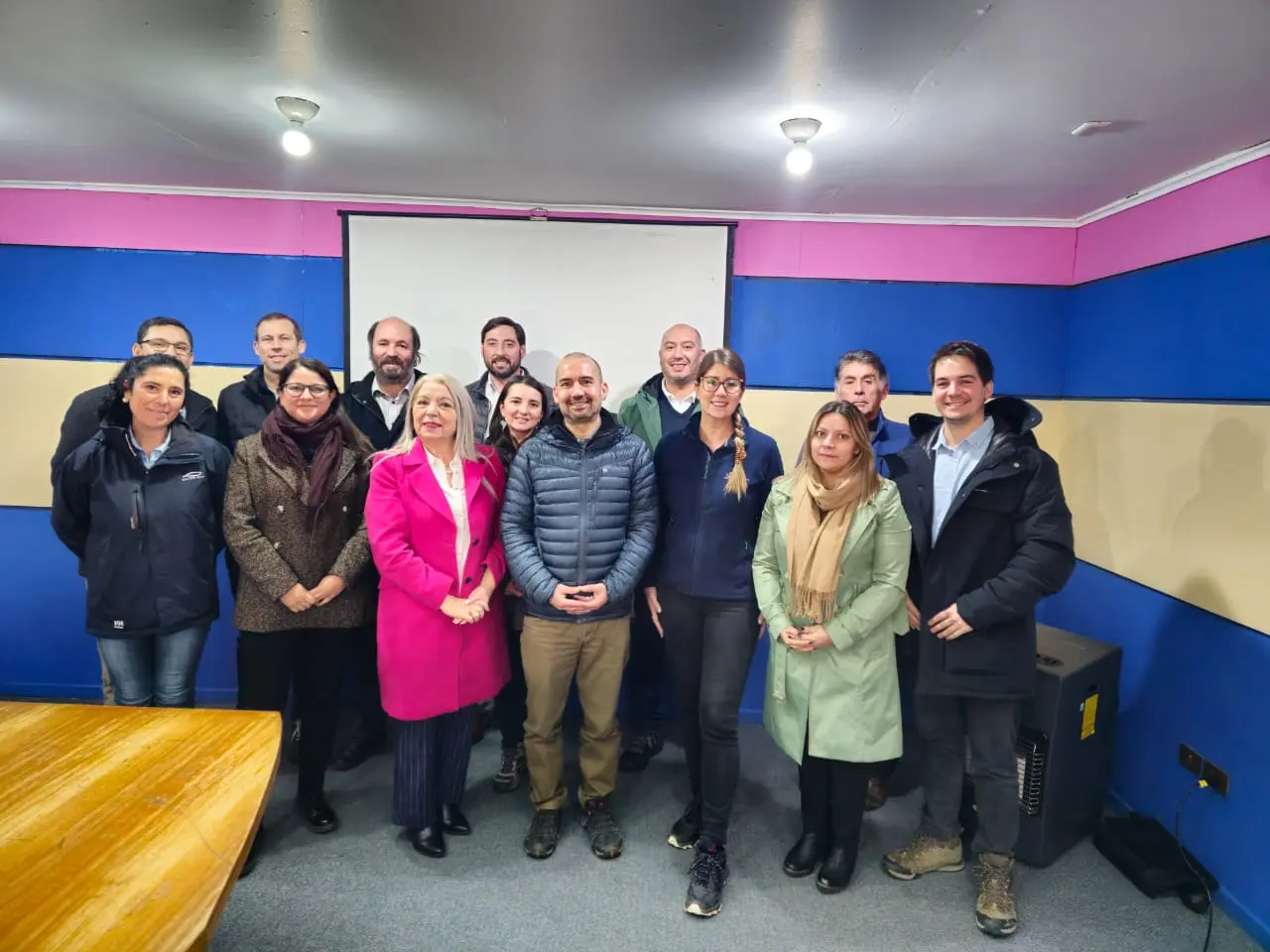 Representantes de la salmonicultura se reúnen con Municipalidad de Hualaihué para avanzar en la colaboración público-privada