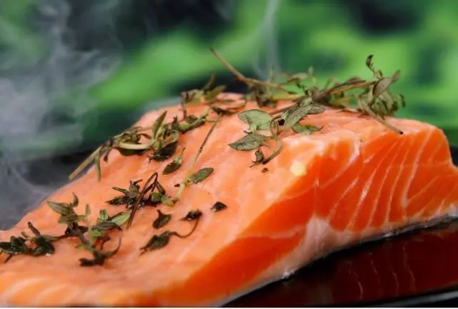Harvard Health Publishing señala que niveles de Omega-3 del salmón ayudan a proteger el corazón