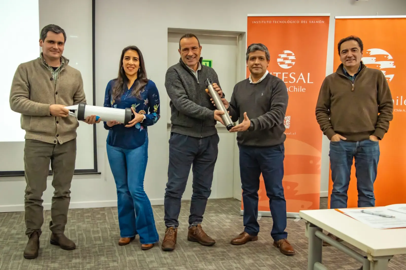 Intesal entrega instrumentos oceanográficos para estudio de cetáceos en la Patagonia chilena