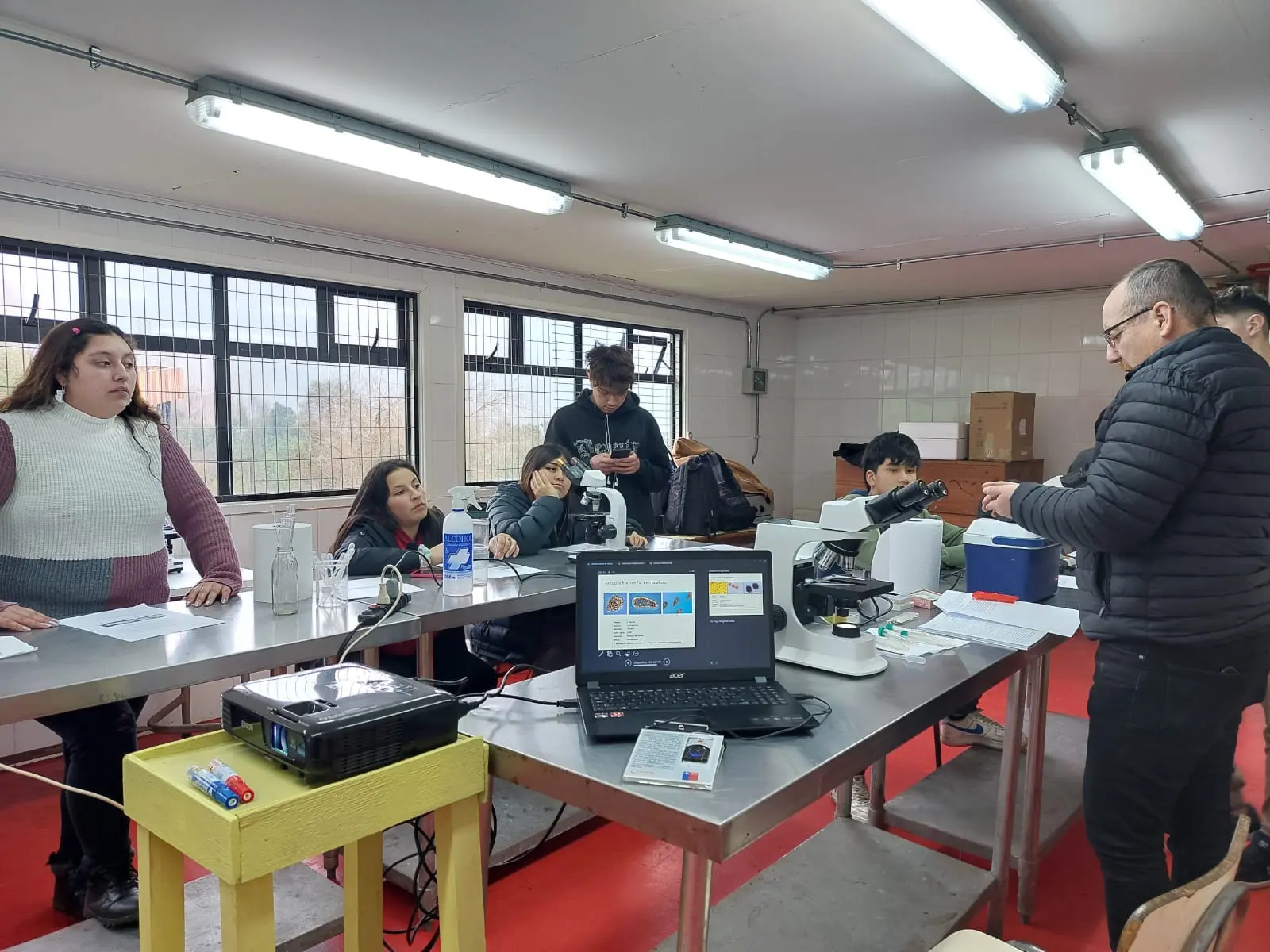 Más de 300 estudiantes de Los Lagos comenzaron capacitaciones sobre acuicultura y elaboración industrial de alimentos