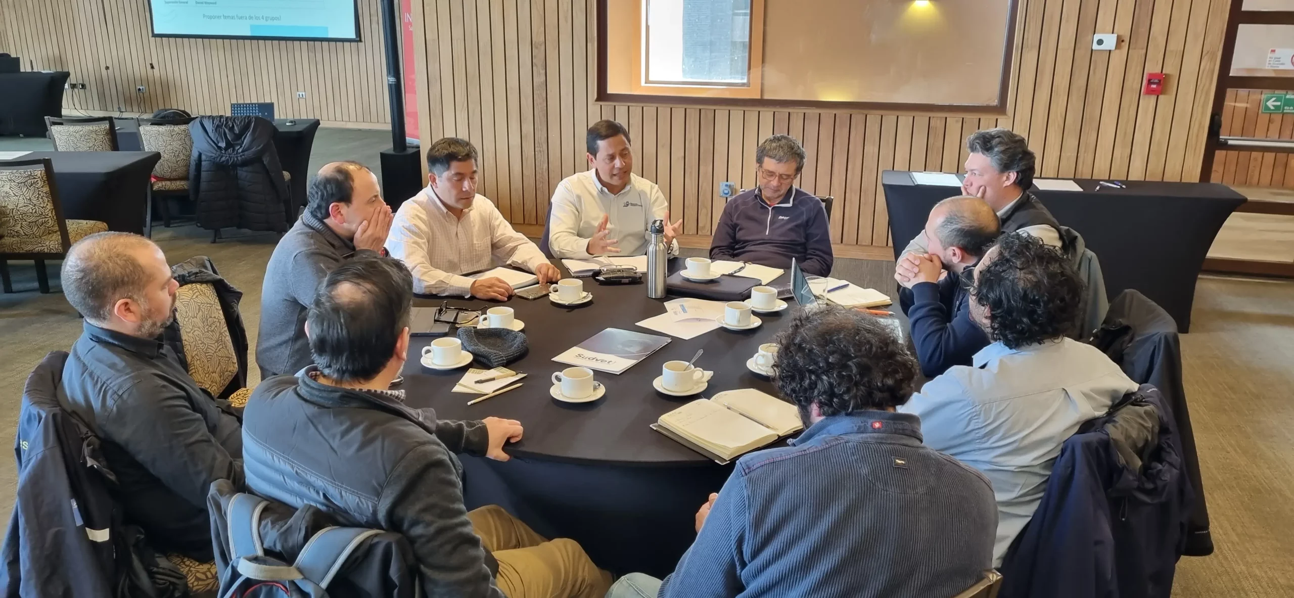 Salmonicultores se reúnen en seminario para conversar sobre los desafíos y el manejo del Caligus