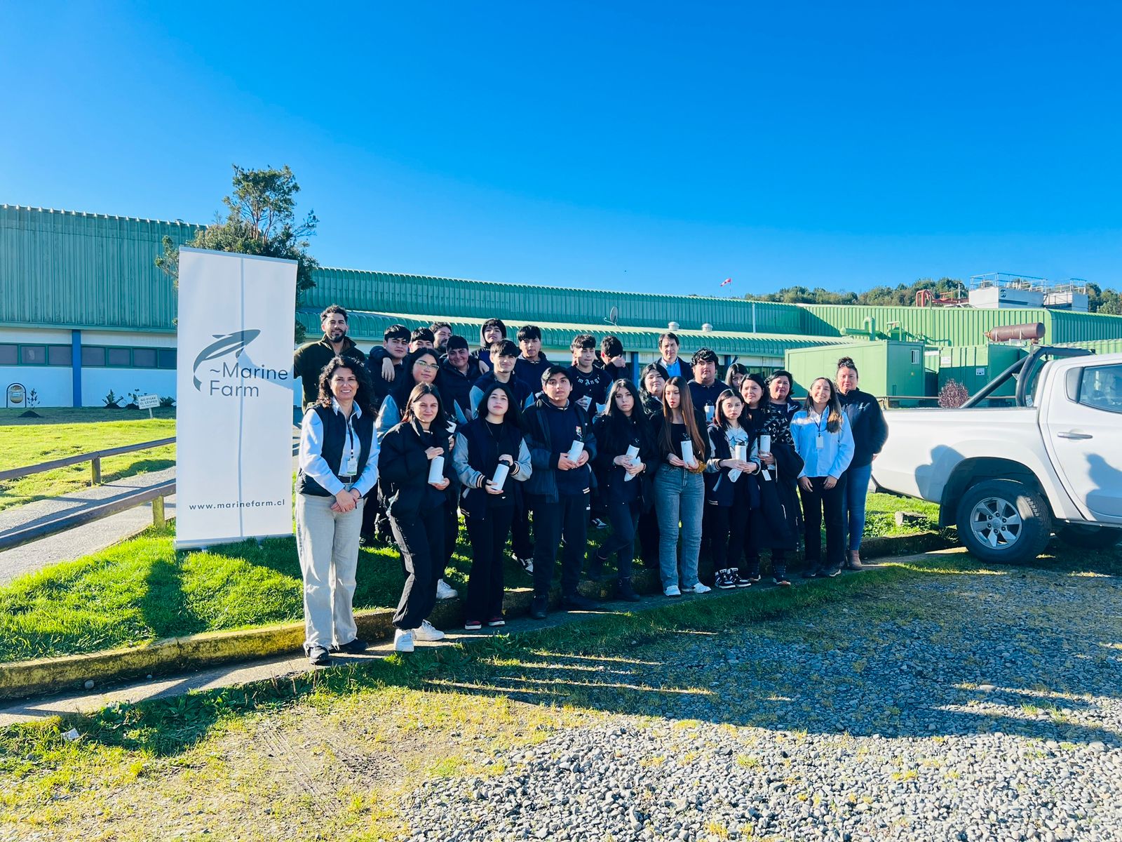 Estudiantes del Liceo Polivalente de Queilen conocen procesos productivos en planta de Marine Farm