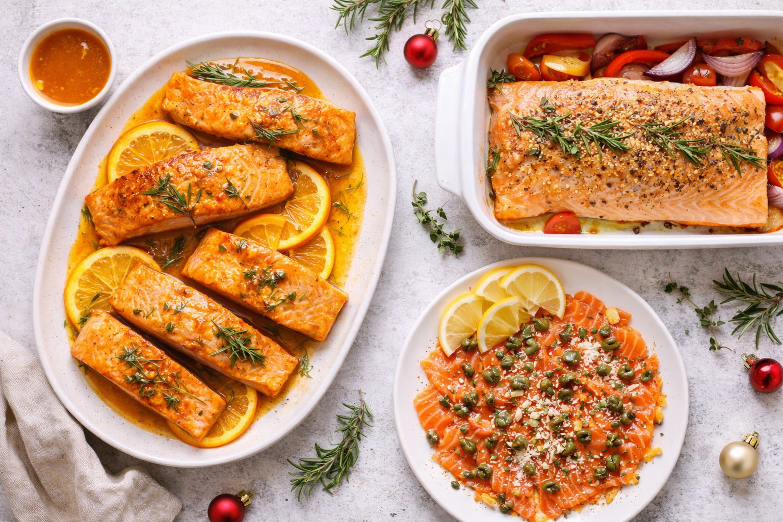Selección de tres recetas con salmón de Chile para las fiestas: salmón a la naranja, salmón al horno y carpaccio de salmón servidos en una mesa de celebración.