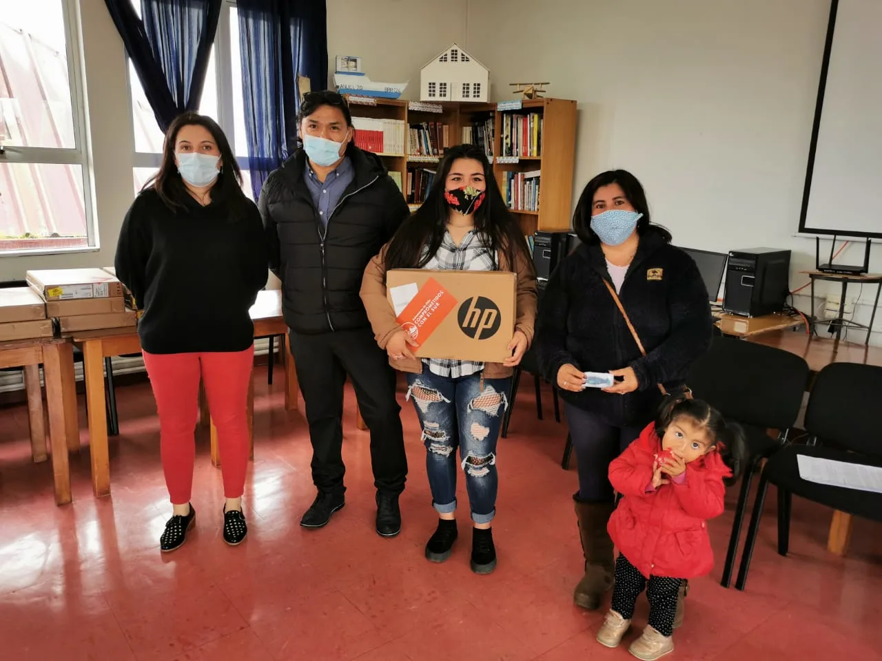 “Comprometidos con el Sur” dona más de 100 computadores a alumnos de liceos técnicos acuícolas