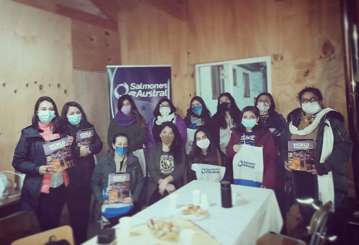 Salmones Austral capacita a vecinos de Pocoihuen con clases de inglés