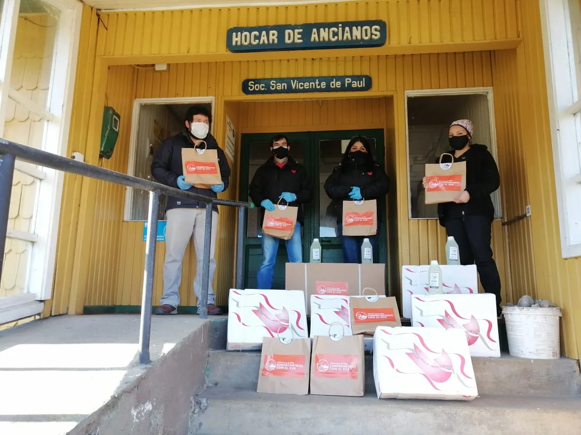 Donan salmón y kits sanitarios a hogares de adultos mayores en Ancud