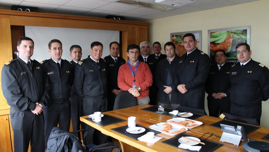 Oficiales de la Armada visitan planta de proceso de salmones