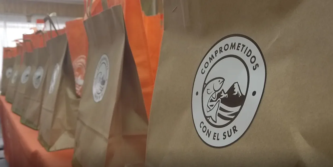 Industria salmonera y Cámara de Comercio de Aysén donan kits sanitarios a micro y pequeñas empresas