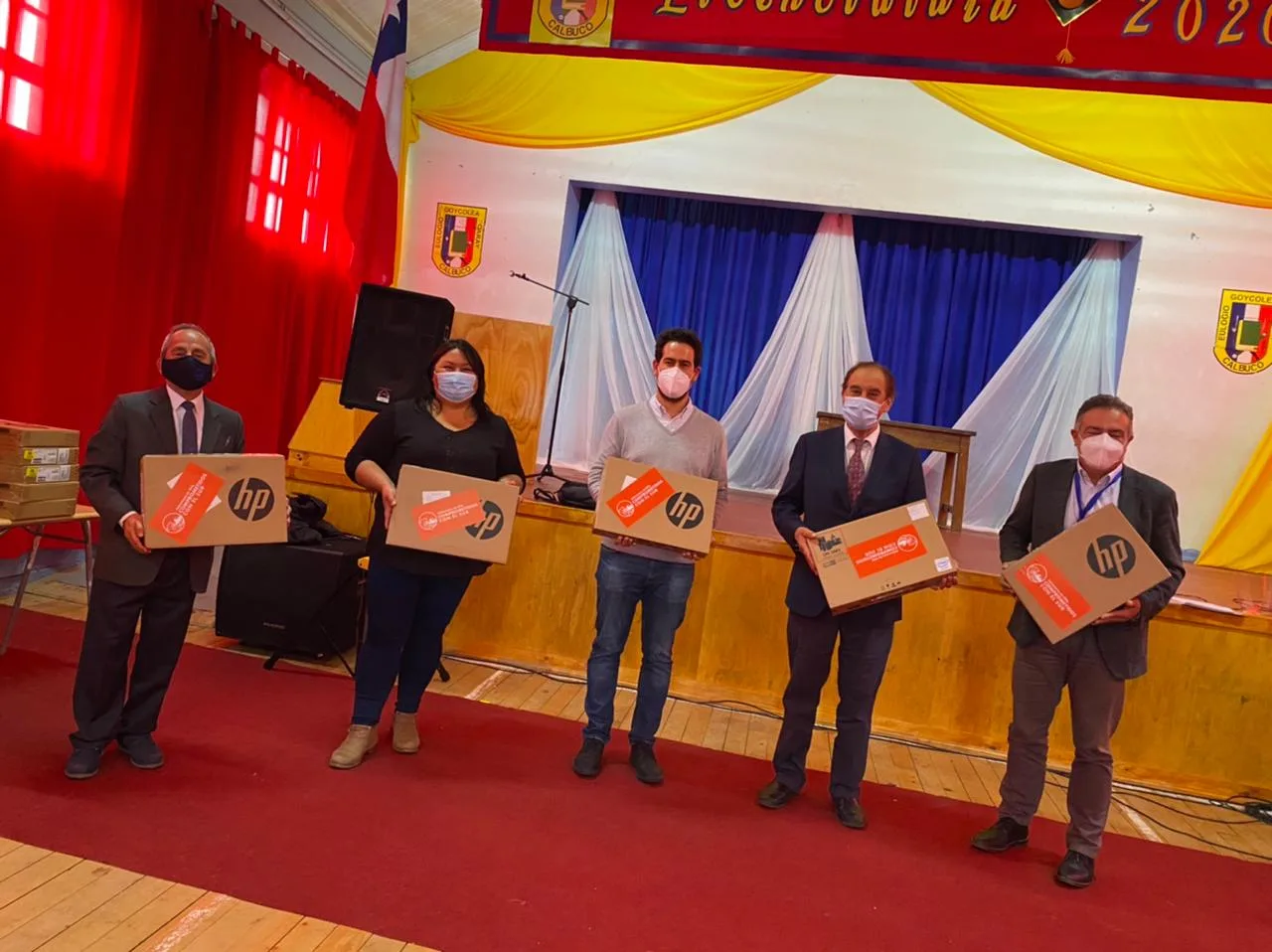Calbuco: salmoneros donan computadores a escolares