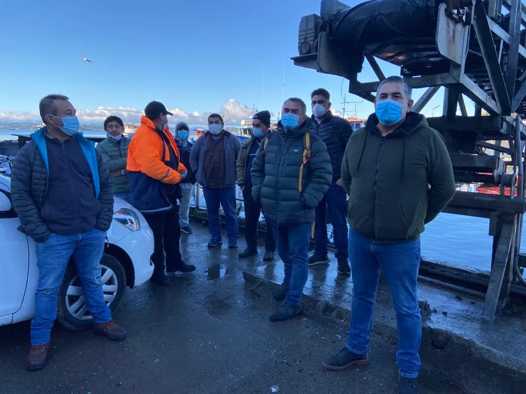 SalmonChile junto a asociados apoyan con materiales a pescadores artesanales de la localidad de Calbuco