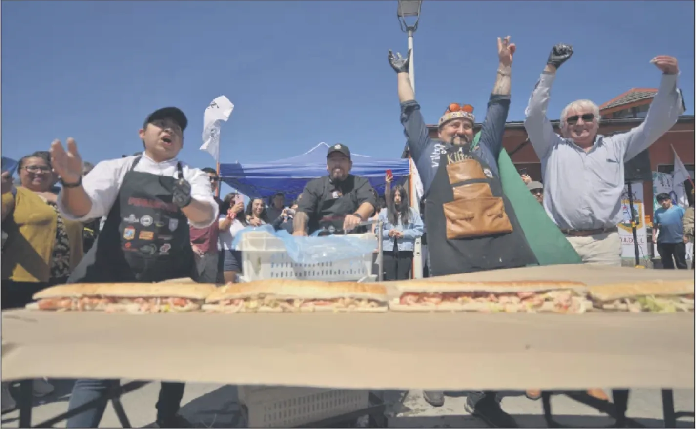 Mide un kilómetro: en Quellón hicieron mega sándwich de choritos