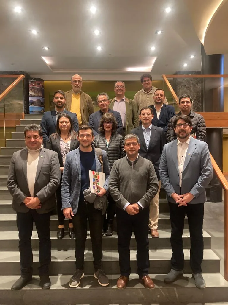 Intesal y Universidad Austral de Chile firman convenio para potenciar investigación y desarrollo en la salmonicultura