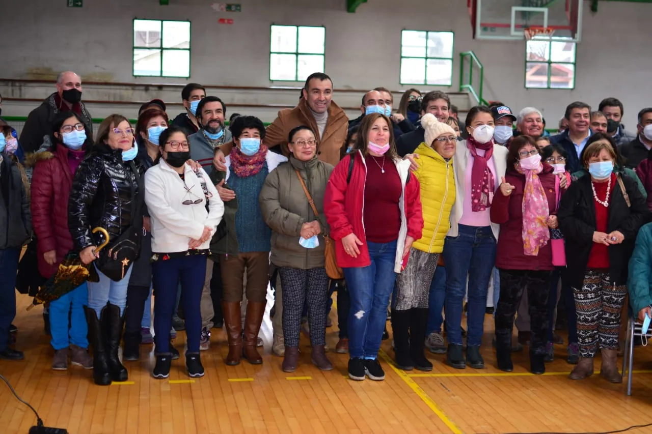 Salmonicultores se reúnen con familias de Castro para revisar avances de la reconstrucción de viviendas