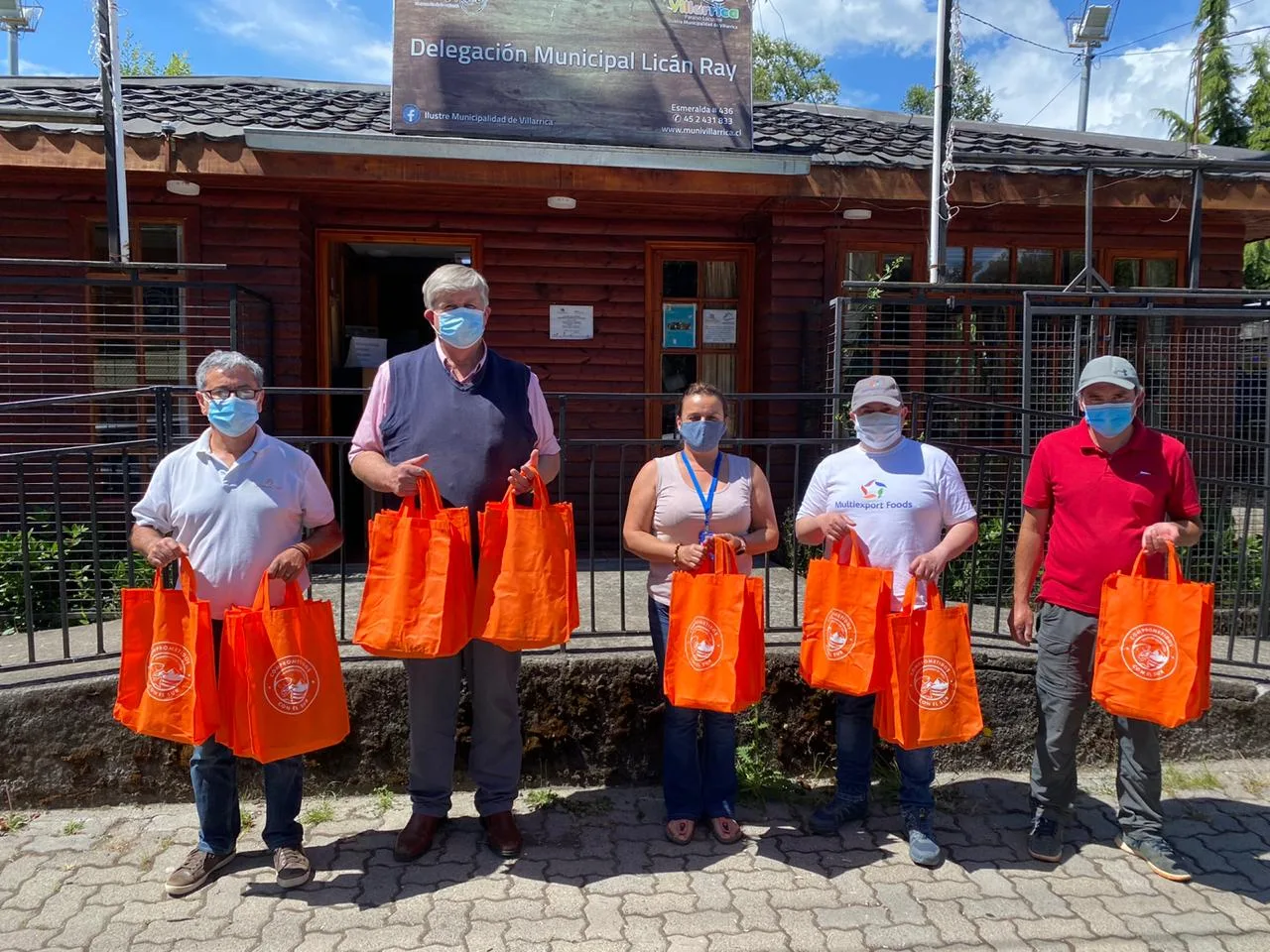 La Araucanía: industria salmonera entrega 320 kits sanitarios en restaurantes y ferias artesanales