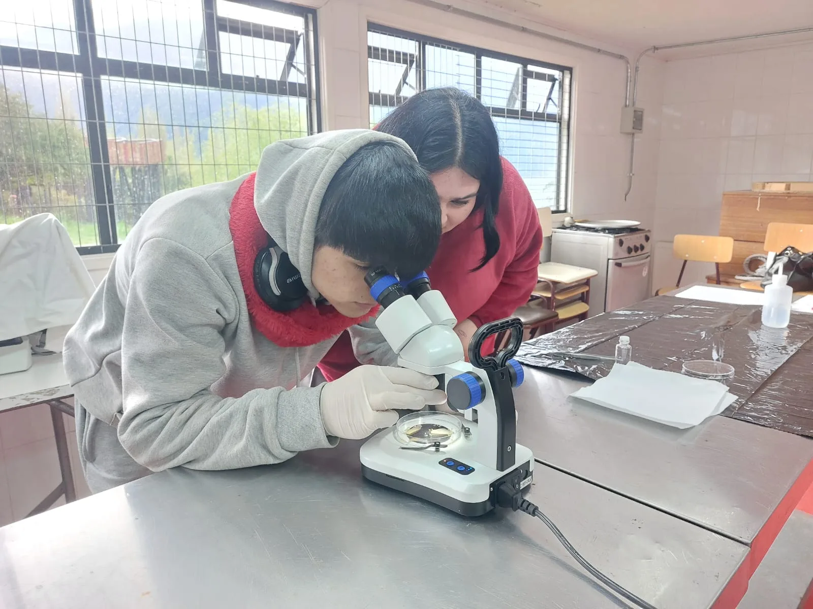 Forjando el futuro técnico-profesional: Seis años de SalmonChile impulsando el talento joven en el sur