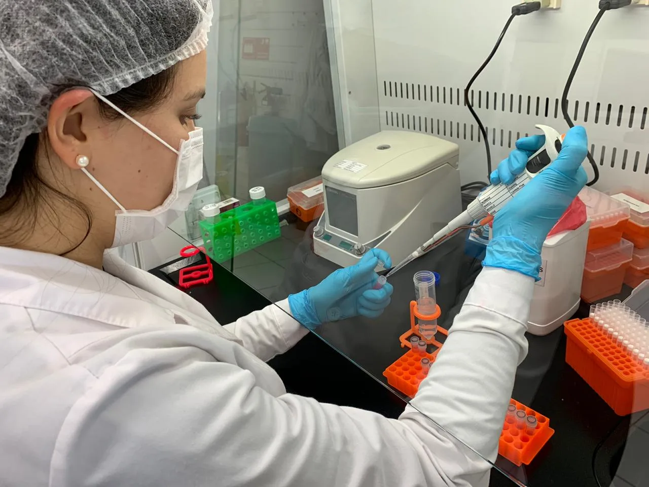 Covid-19: Salmoneros ofrecen laboratorios para analizar 5 mil muestras diarias de exámenes