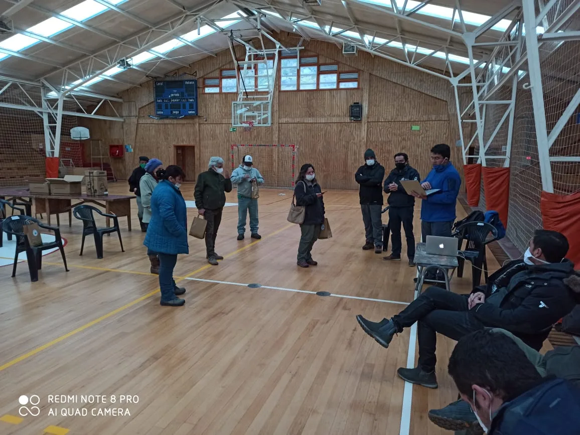 Salmoneros ayudan a adultos mayores de Aysén con 800 pares de guantes quirúrgicos y otros insumos preventivos