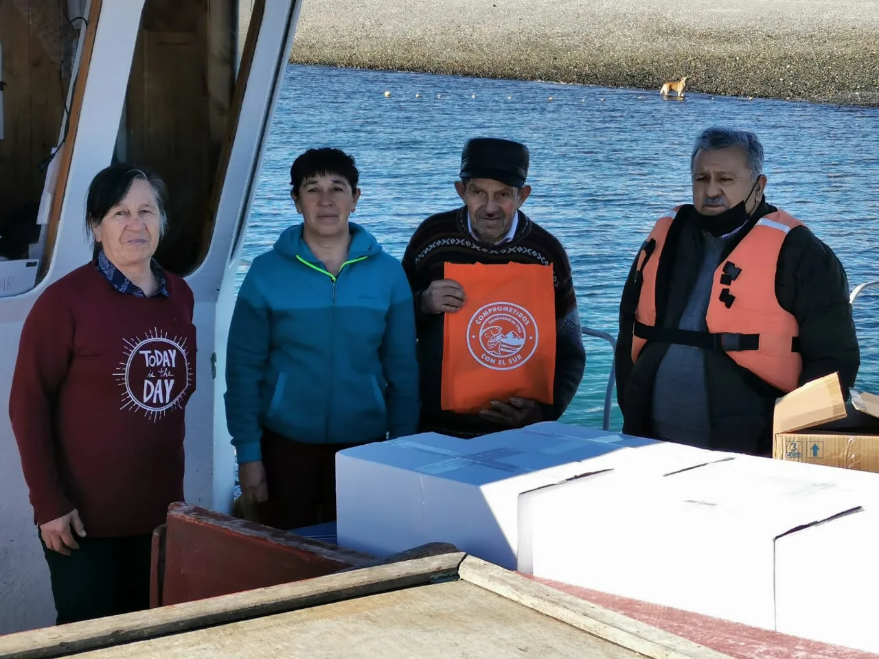 Los Lagos: salmoneros refuerzan prevención comunitaria con la entrega de kits sanitarios