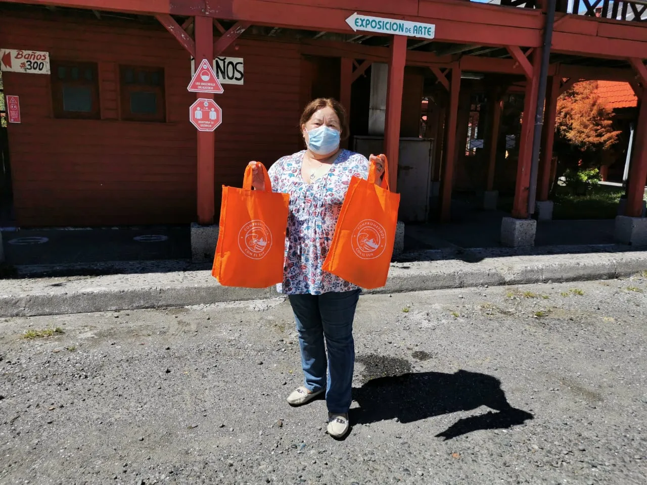 Salmoneros entregan 700 kits sanitarios en principales mercados de Puerto Montt
