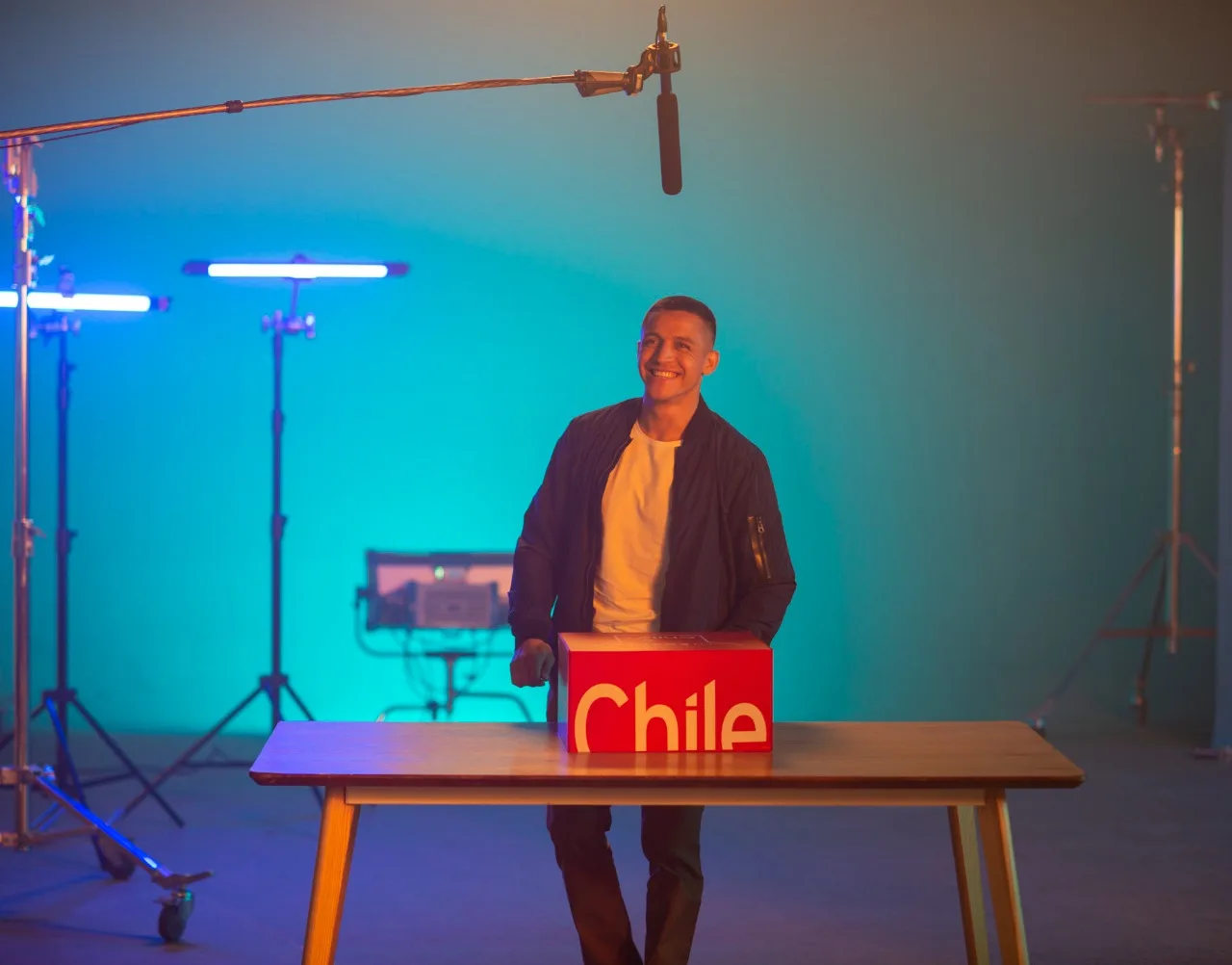 “Unboxing Chile”: Alexis Sánchez protagoniza campaña que busca promocionar el salmón nacional y otras exportaciones en el mundo