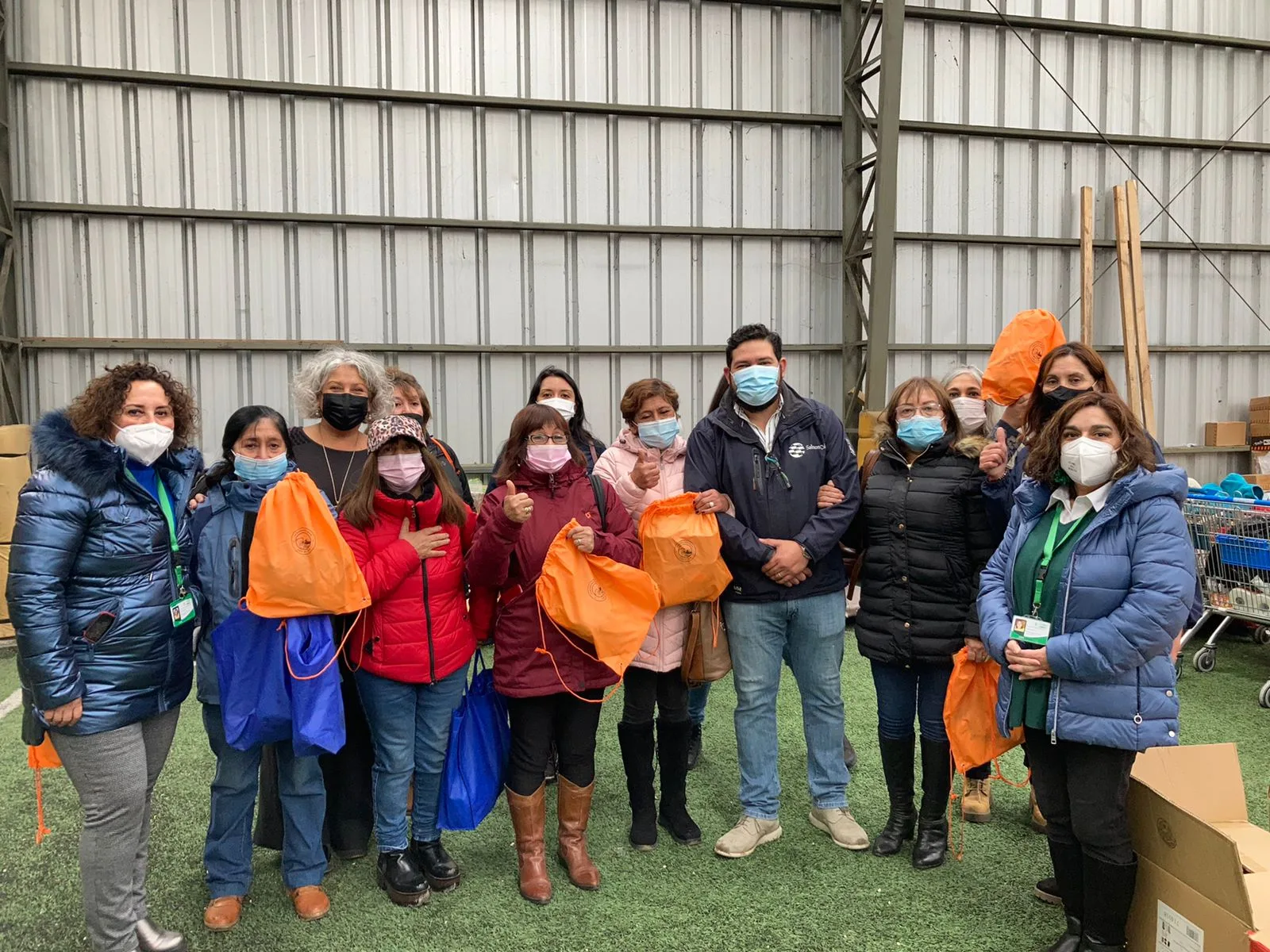 SalmonChile dona 200 kits con productos femeninos a mujeres de familias afectadas por incendio en Castro