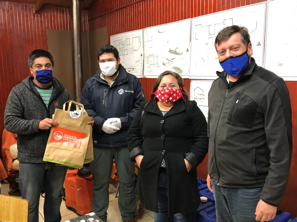 Salmoneros donan a Quellón 12 mil mascarillas y guantes y mil litros de alcohol gel y cloro