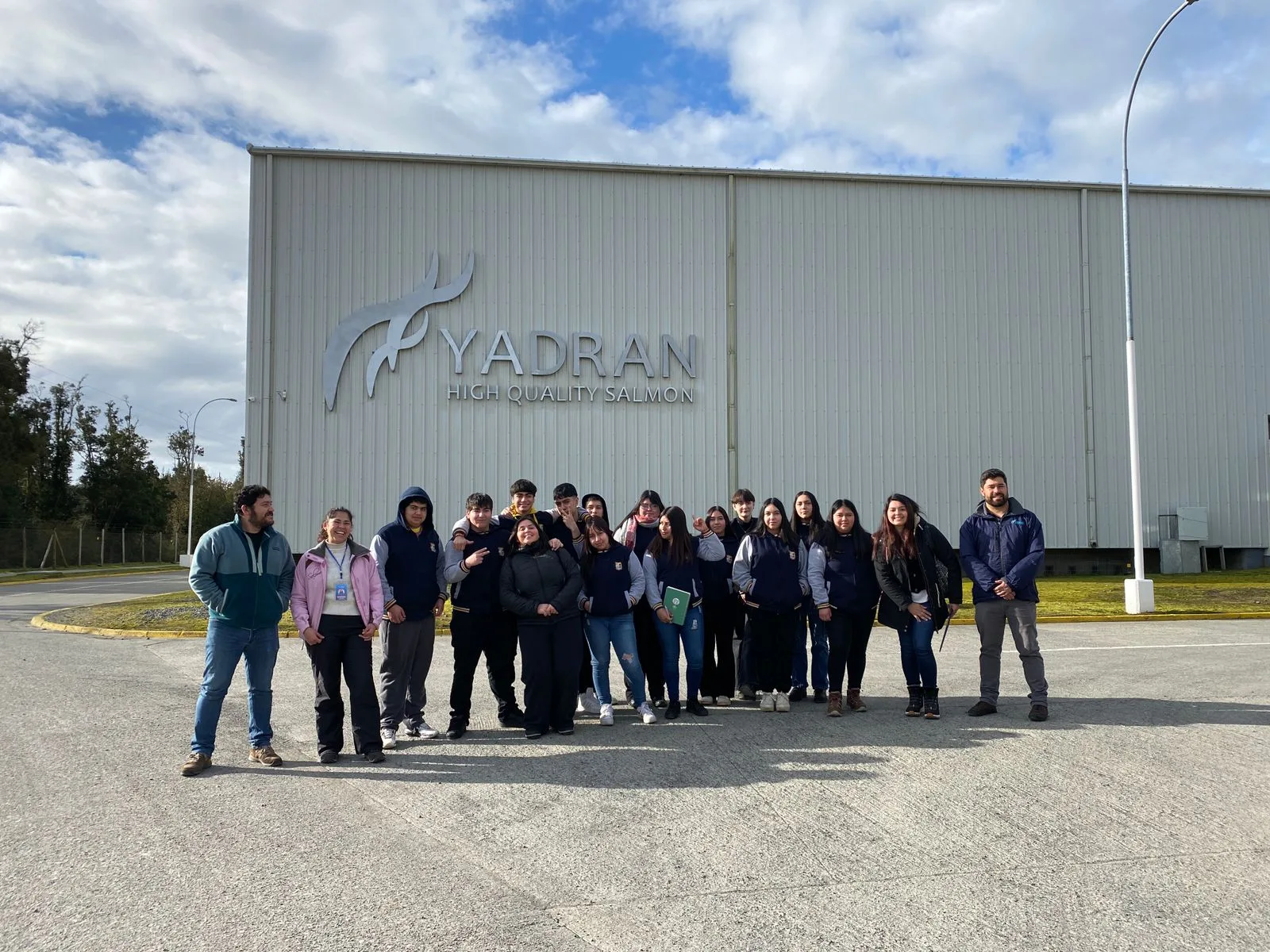 Estudiantes del Liceo Politécnico de Queilen visitan planta salmonera de Yadran