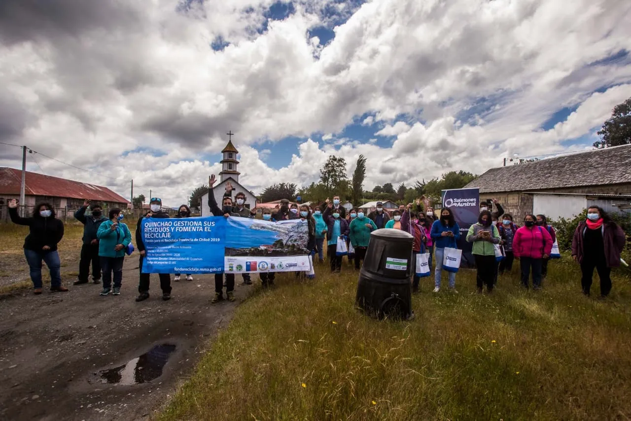 Municipalidad de Quinchao junto a Salmones Austral y SalmonChile impulsan el reciclaje y la gestión de residuos